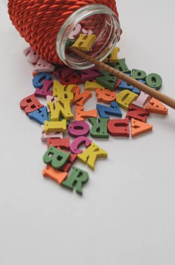 Ahşap ahşap arka plan üzerinde çok renkli harfler alfabe, harfler için kapsayıcı ve okul işaretçi yapılmış.