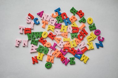 Beyaz bir arka plan üzerinde alfabenin çok renkli harfler.