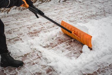 Kar yağışı sonra bir adam Kışın kar yoldan temizler, kış sezonunda çalışmak.