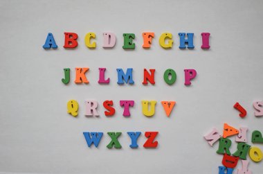 Beyaz bir arka plan üzerinde alfabenin çok renkli harfler.