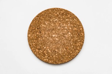 Mutfak aksesuarları ahşap kesme tahtası, kahve çekirdekleri ve vanilya çubukları beyaz izole.