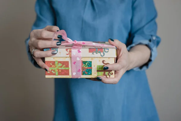 Vrouw Hand Met Gift Box Roze Lint Met Boog Gift — Stockfoto