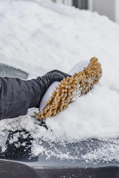 Зимова Погана Погода Хуртовина Чоловік Яким Пензлем Очищає Вікна Автомобіля — стокове фото