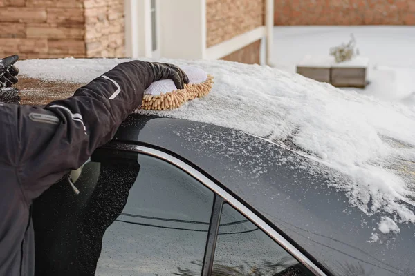 Зимова Погана Погода Хуртовина Чоловік Яким Пензлем Очищає Машину Від — стокове фото