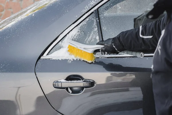 Зимова Погана Погода Хуртовина Чоловік Твердим Пензлем Очищає Вікна Автомобіля — стокове фото
