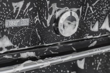 Mutfakta, yerleşik fırın görünür sabunlu köpük siyah cam yüzeyi Temizleme