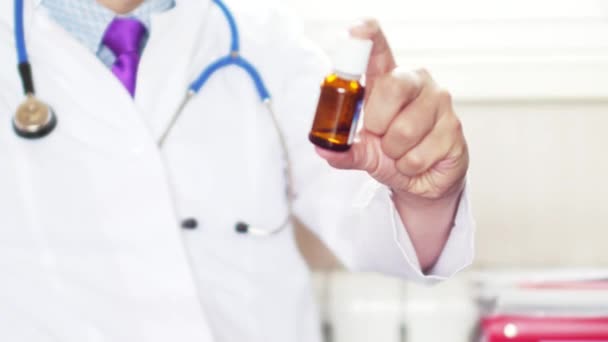 Doktor ukazující špatnou láhev pilulek pro pacienta — Stock video