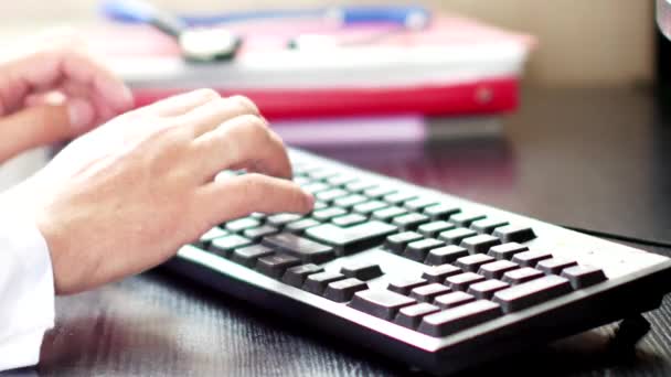 Médico manos escribiendo en el teclado de la computadora — Vídeos de Stock