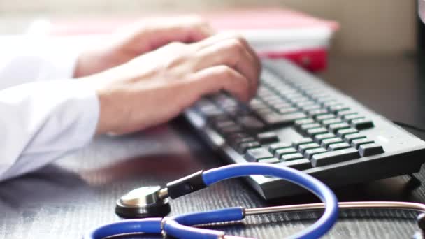 Läkare händer att skriva på datorns tangentbord — Stockvideo