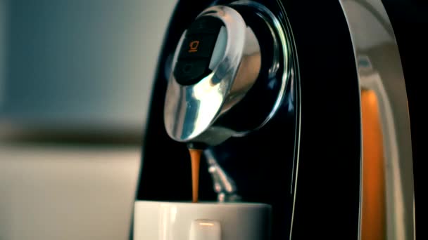 Koffiemachine koffie bereiden — Stockvideo