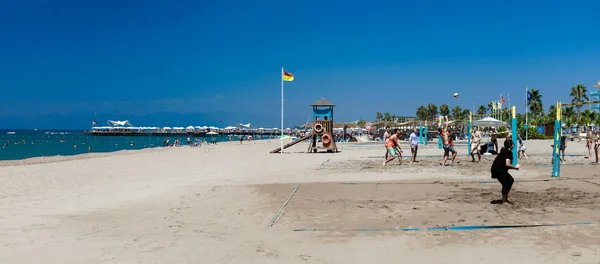 一群人正在海滩上玩沙滩 voleyball — 图库照片