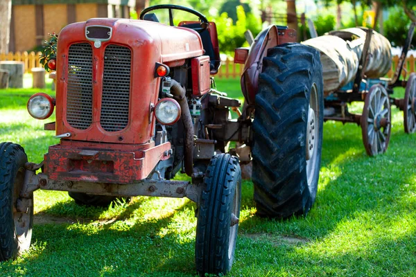 Ein alter roter Traktor in der Nähe eines Ackers. — Stockfoto