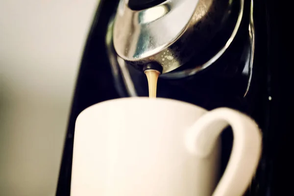 Coffee machine preparing coffee — Stock Photo, Image