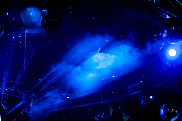 Discokugel mit blauen hellen Strahlen, nächtlicher Party-Hintergrund — Stockfoto