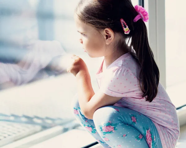 Niña sentada junto a la ventana en el aeropuerto — Foto de Stock