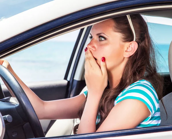 Cara de miedo de la mujer en el coche. — Foto de Stock