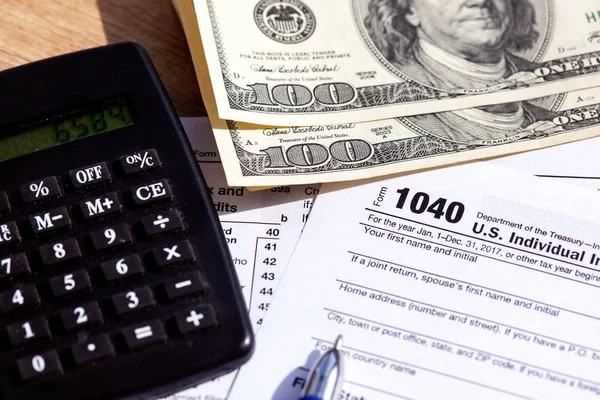 Modulo fiscale USA 1040 con penna e calcolatrice — Foto Stock