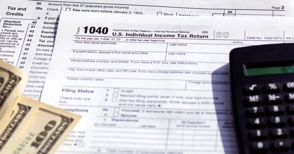 Modulo fiscale USA 1040 con penna e calcolatrice — Foto Stock