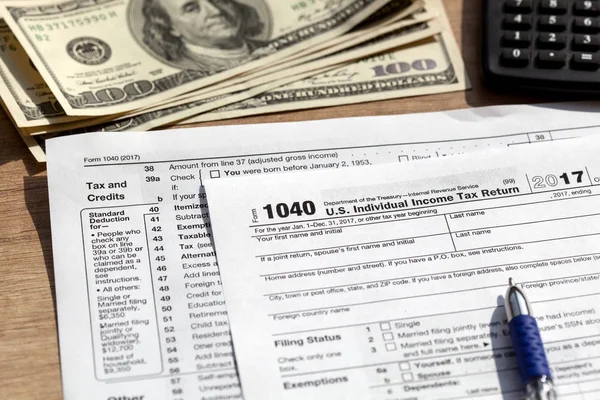 Φορολογική μορφή 1040 με την αριθμομηχανή και δολάρια ΗΠΑ — Φωτογραφία Αρχείου