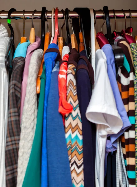 Perchas con diferentes ropas en armario — Foto de Stock