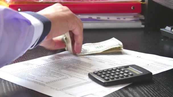 Ο άνθρωπος τα χέρια καταμέτρηση χρημάτων σε μετρητά στο γραφείο — Αρχείο Βίντεο