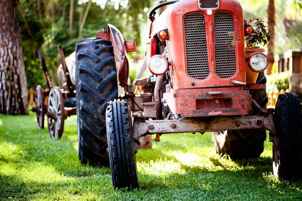 Un vecchio trattore rosso su un campo agricolo . — Foto Stock