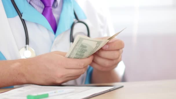 Läkare räknar pengar. Begreppet korruption eller dyra hälso-och sjukvård — Stockvideo