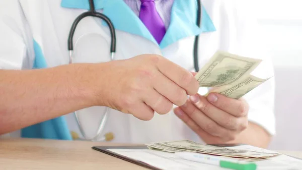 Medical Doctor Counting Money Concept Corruption Expensive Healthcare — Stock Photo, Image