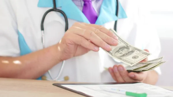 의사가 돈을 계산입니다. 손상 또는 비싼 의료의 개념 — 스톡 사진
