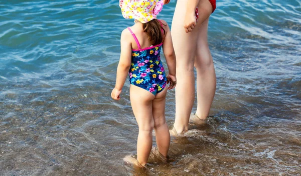 Madre y su hija van a entrar en el mar — Foto de Stock