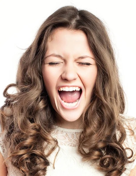Retrato de una joven gritando en voz alta . — Foto de Stock