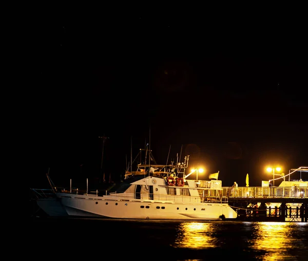 Barco turístico en el muelle — Foto de Stock