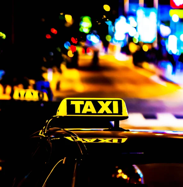 Taxi dans la ville à l'obscurité — Photo