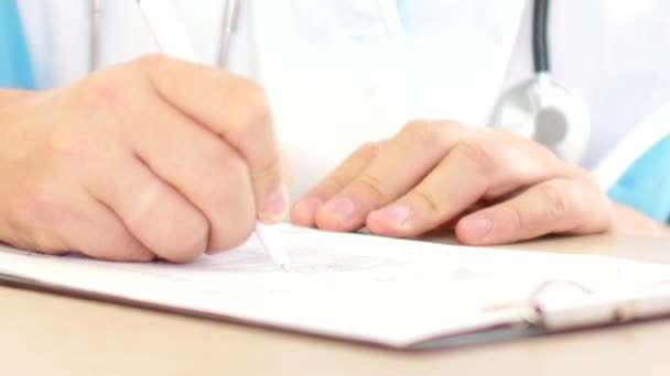 Close-up de branco médico do sexo masculino escrevendo prescrição rx — Vídeo de Stock