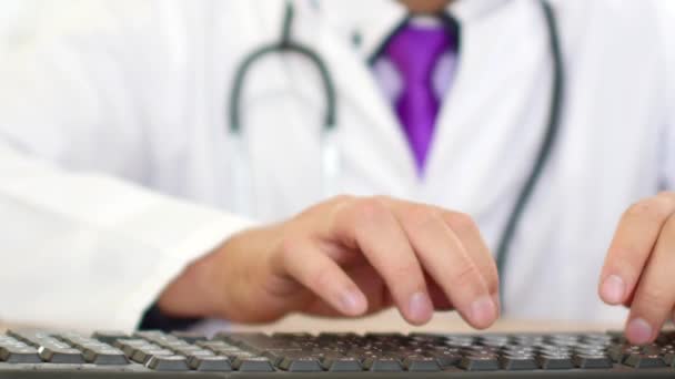 Male doctor hands typing prescription on computer keyboard — Stock Video