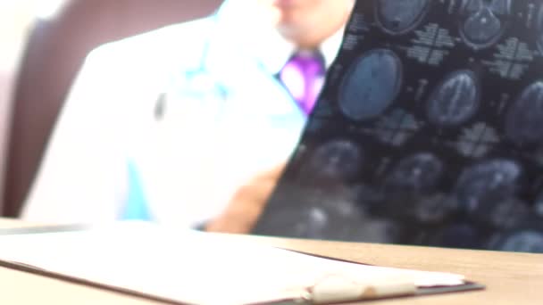Lékař zkoumá lidský mozek Mri skenování — Stock video