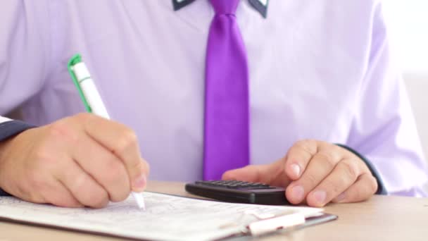 Empresario manos con calculadora y bolígrafo escritura y presentación de documentos o formulario de impuestos — Vídeos de Stock