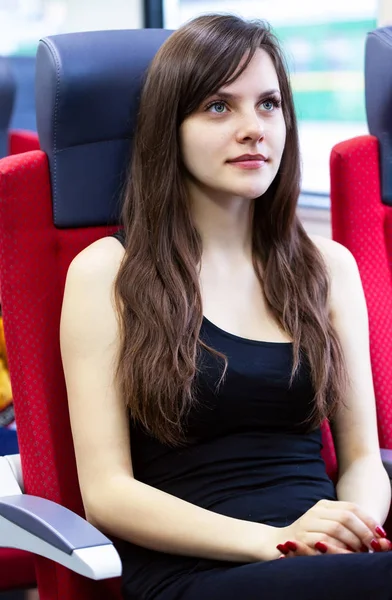Młoda kobieta piękny podróż pociągiem. — Zdjęcie stockowe