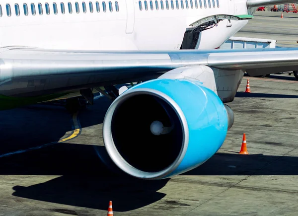 The plane is preparing to fly at the airport. Aircraft engine close-up — Stock Photo, Image