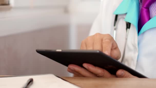 Médico médico usando una tableta digital — Vídeo de stock