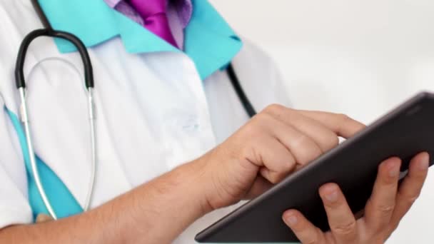 Médico médico tocando tableta digital — Vídeos de Stock