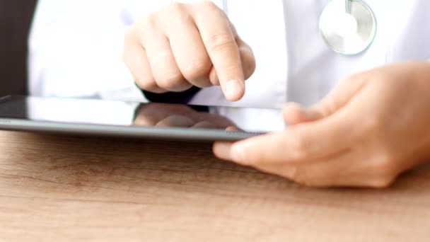 Médecin utilisant une tablette numérique à écran tactile — Video