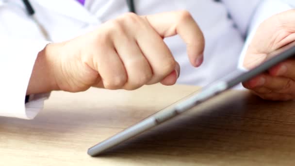 Médecin utilisant une tablette numérique à écran tactile — Video