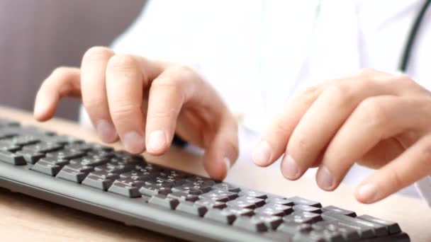 Médico médico mãos digitando receita rx no teclado do computador — Vídeo de Stock