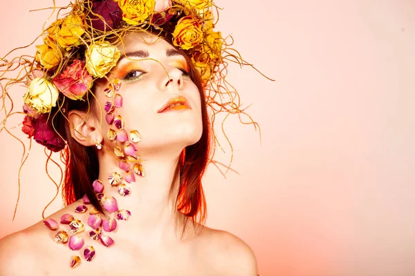 Jeune fille avec des pétales de rose rouge sur la tête — Photo