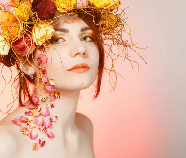 Jeune fille avec des pétales de rose rouge sur la tête — Photo