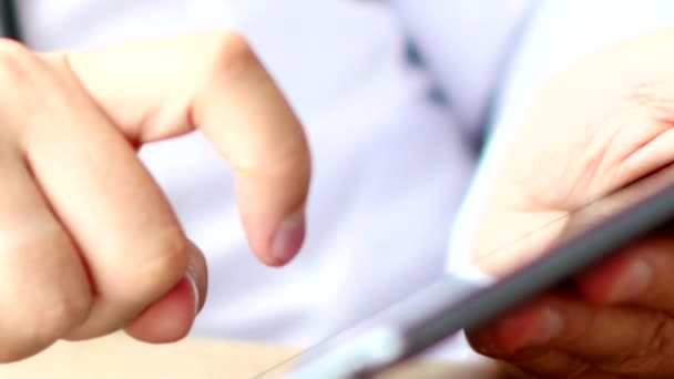 Arzt mit digitalem Tablet-Touchscreen — Stockvideo
