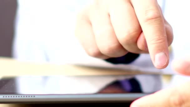 Doktorlar eller üzerinde dijital tablet reçete yazma — Stok video