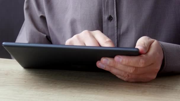 Homme d'affaires en chemise utilisant une tablette numérique moderne — Video