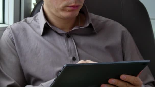 Empresario en camisa usando tableta digital moderna — Vídeos de Stock